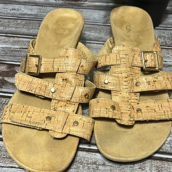 VIONIC Stylish Tan with Gold Cork Sandals with Gold Buckle Size 9 - Picture 4 of 9